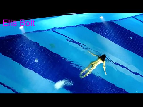 ❤️ मी पाहणे थांबवू शकत नाही, तरुण गोरा ELLA BOLT रिसॉर्ट पूलमध्ये नग्न पोहताना पकडला गेला ❤❌ गुदद्वारासंबंधीचा व्हिडिओ mr.muitohentai.ru वर  ❌️